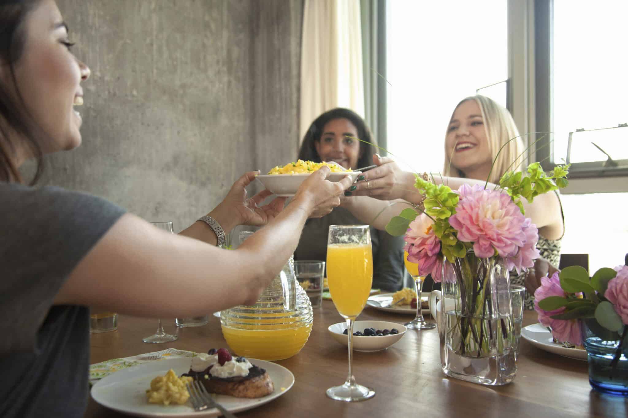 Brunch maison ou brunch livré : quelle option choisir pour un dimanche parfait ?